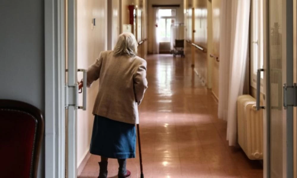 Συστήνονται επιτροπές σε γηροκομεία και κλειστές δομές για τον κορονοϊό